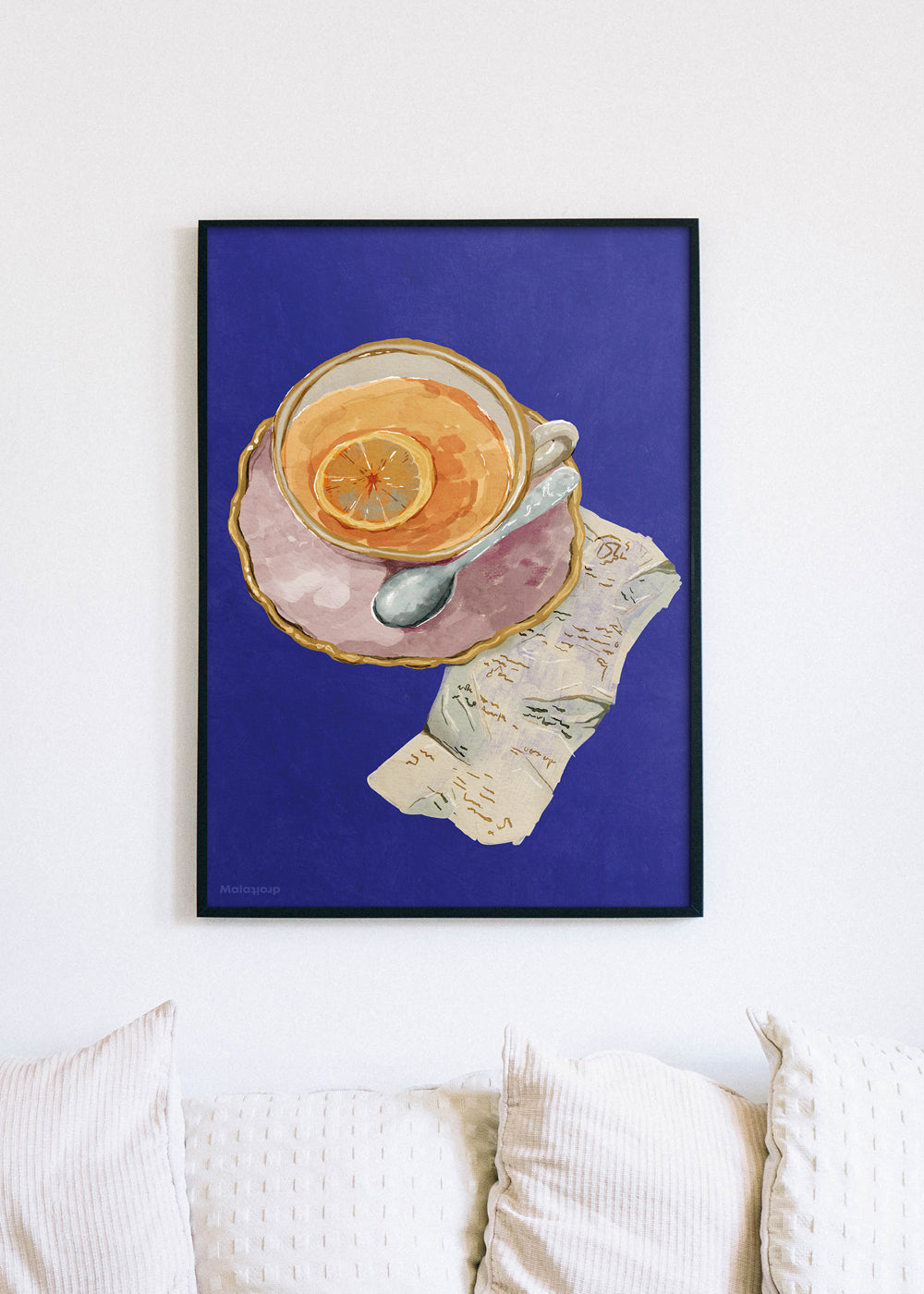 “Min kop te” er tegnet digitalt med gouache, en maling der er tykkere og heldækkende i modsætning til transparente akvareller. På plakaten ser vi en kop te, og under koppen er der en krøllet kvittering. Alle vores plakater printes på 240 g. mat kvalitetspapir og findes i 7 standardstørrelser. Plakaterne printes på 12-farve plotter, som giver en enestående farvegengivelse.