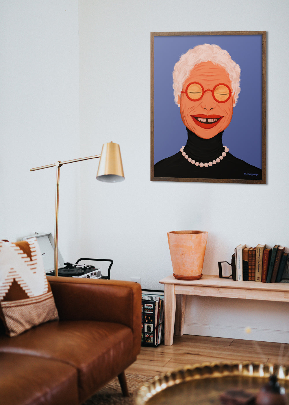 I kollektionen “Sketchy” møder vi farverige mennesker i deres bedste alder. Plakaterne har et analogt udtryk, og kan give ethvert rum et farverigt og uformelt løft. Vi håber at en plakat fra denne serie kan glæde en væg i dit hjem.  Alle vores plakater printes på 240 g. mat kvalitetspapir og findes i 7 standardstørrelser.